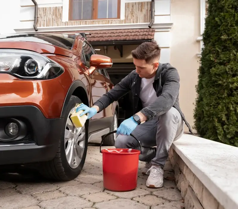Lavage auto à domicile Bollwiller : professionnel intervenant sur un véhicule